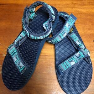 Size 8 Teva’s in excellent condition